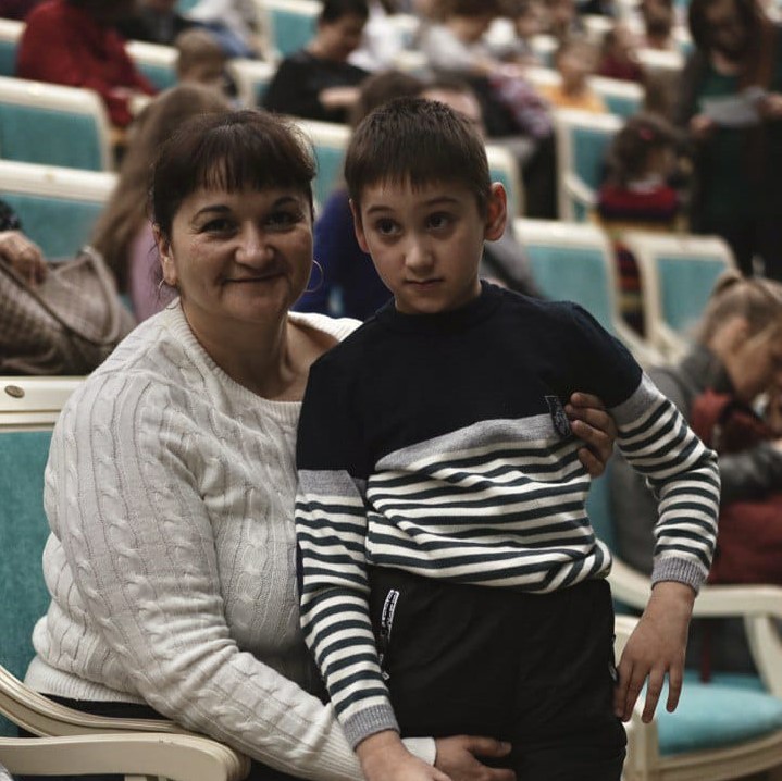 На фото Паша с мамой в кинозале.